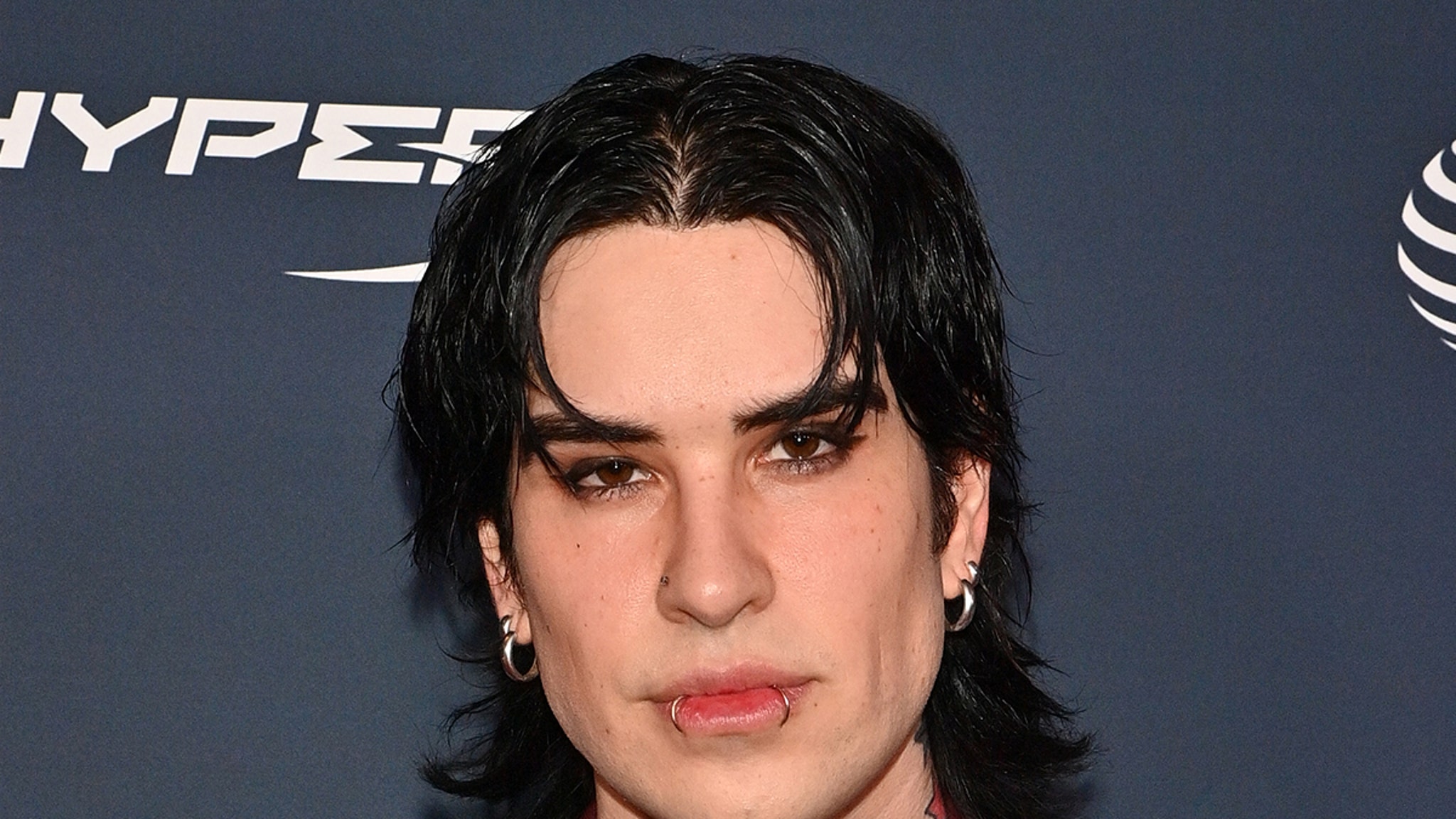 Politie arresteert vrouw buiten het huis van YouTuber Jake Webber in LA