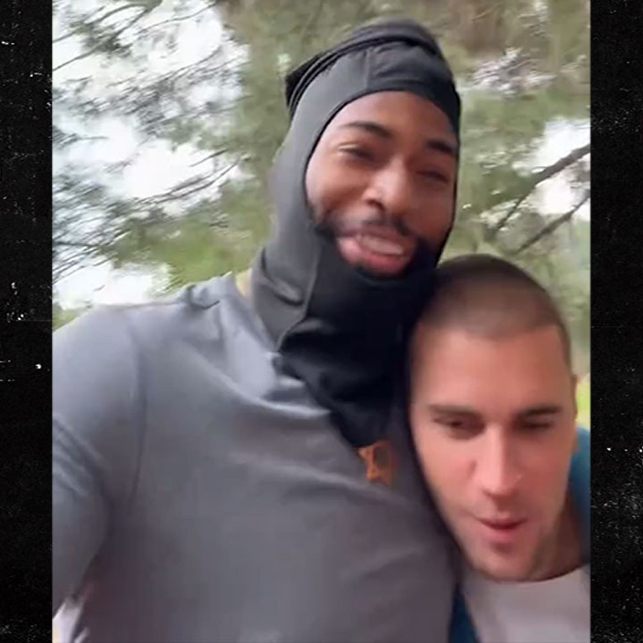 Justin Bieber Helps Stranded Driver on the Side of the Road