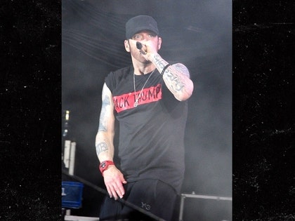 0827-eminem-backgrid-01