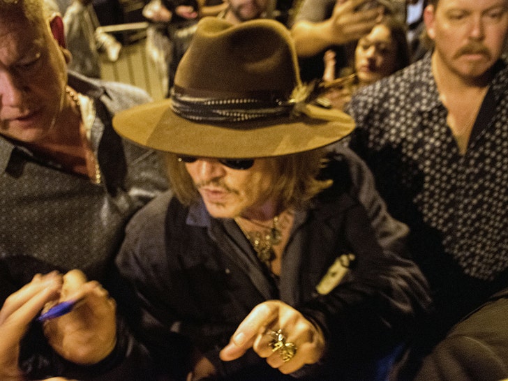 Johnny Depp Paris'te Hayranları Tarafından Durduruldu