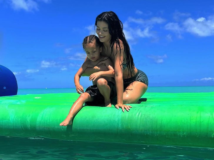 0519-Kylie-Jenner-Swimmer-Bottom