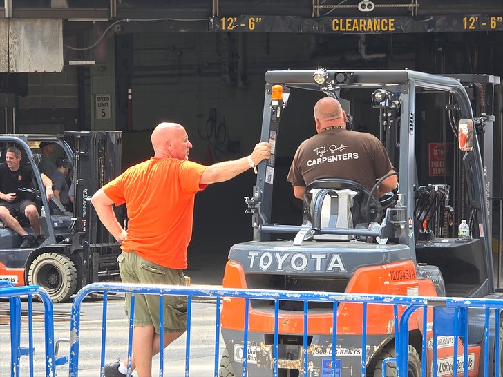taylor swift travis kelce wedding workers outside msg splash news 1
