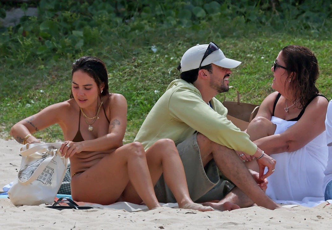 Bad Bunny Gabriela Berlingeri Australia Beach 8