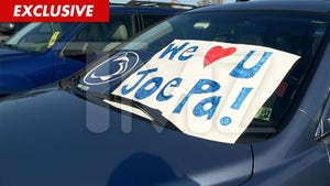 Penn State -- Fans Show Love for Joe Paterno