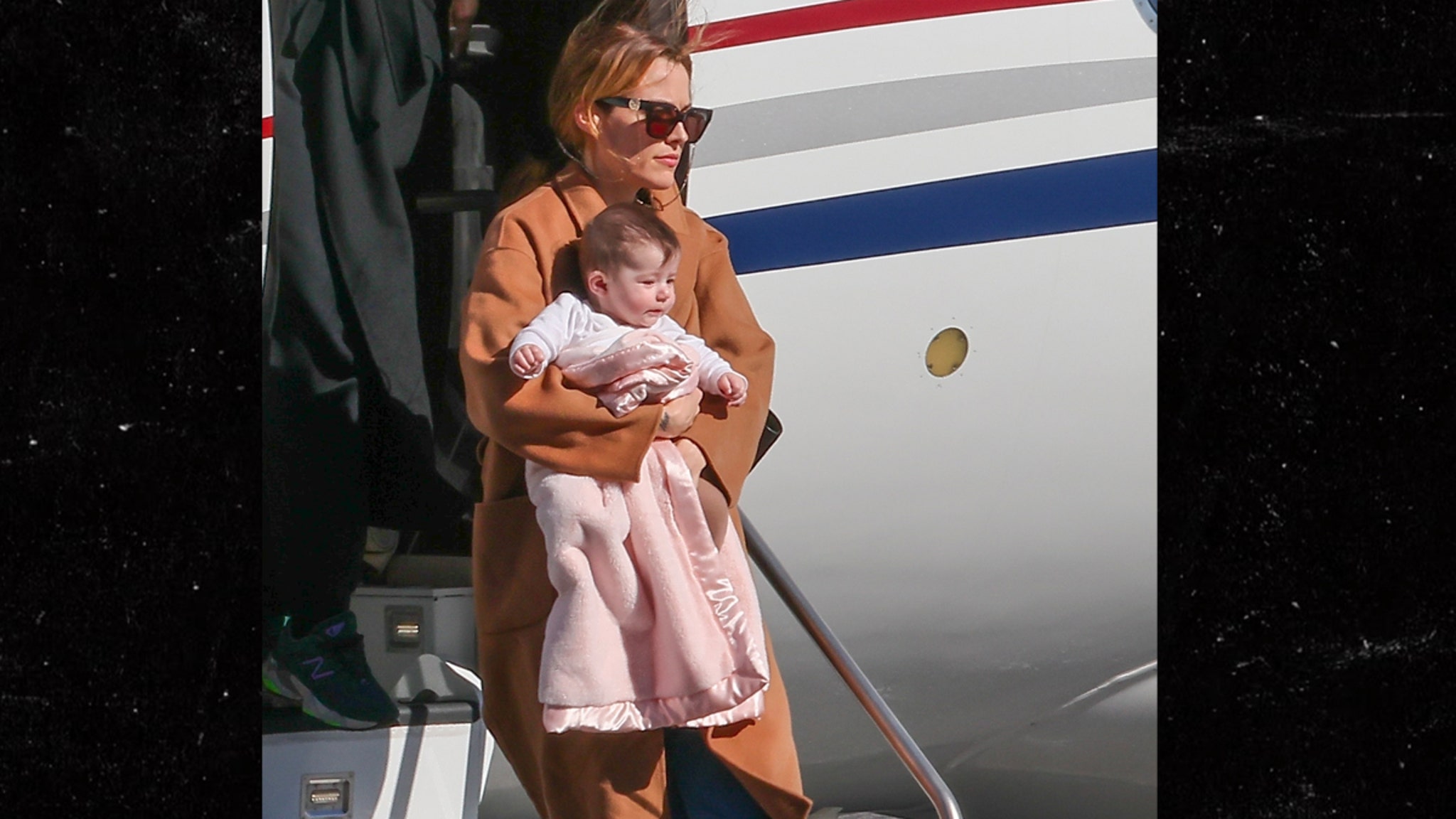 Riley Keough rentre à la maison avec sa fille après les funérailles de Lisa Marie Presley