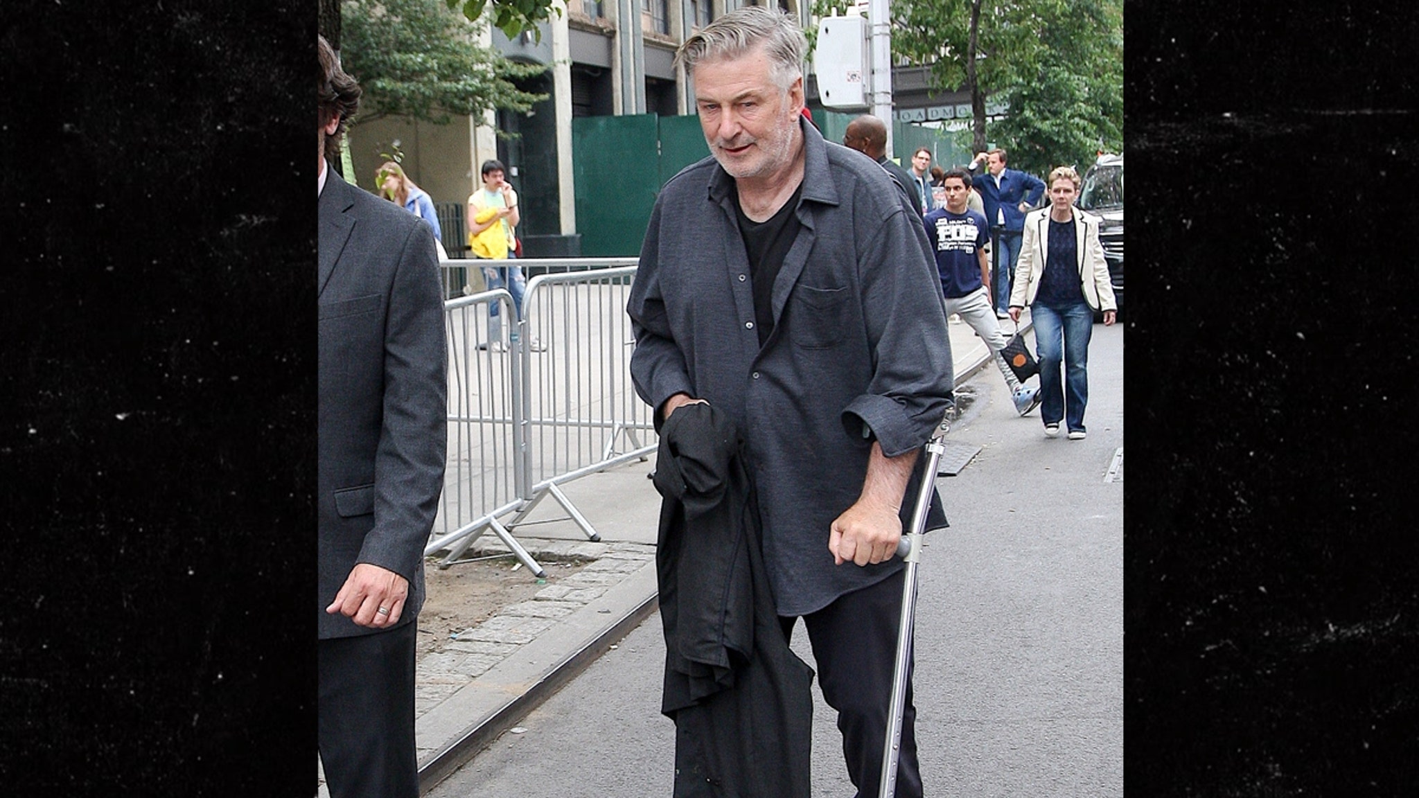 Alec Baldwin a été aperçu en train de marcher avec une béquille à New York, pour la première fois depuis son opération