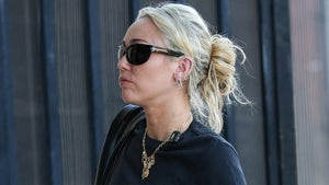 0826-Miley-Cyrus-First-Sighting-Dolly-Parton-PRIMARY