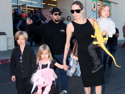 1028_jolie_and_kids_x17