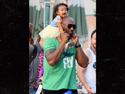 0507-kobe-bryant-disneyland-daughter-bianka-MEGA-0