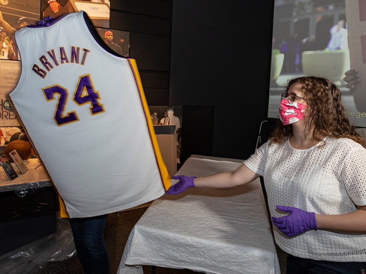 Kobe's NBA Finals Jersey Displayed at Smithsonian's African