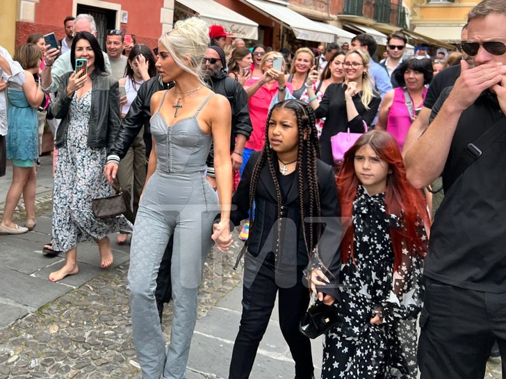 Kim Kardashian, Kourtney'nin Düğünü Öncesinde Gelato İçin İtalya'da Sokaklara Vuruldu