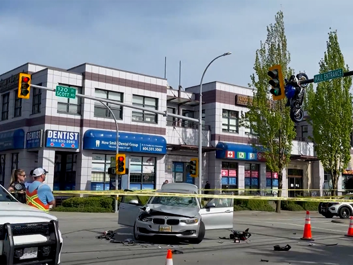 051026_motorcycle_traffic_light_crash_scene_primary