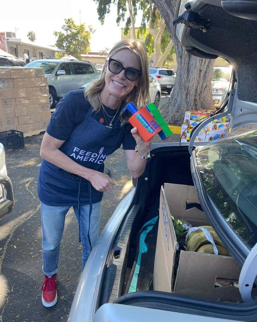 Julie Bowen with Feeding America