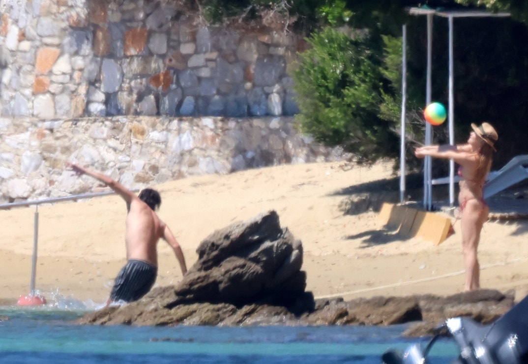 Kate Hudson Paddle Boarding Fam Vacation 8