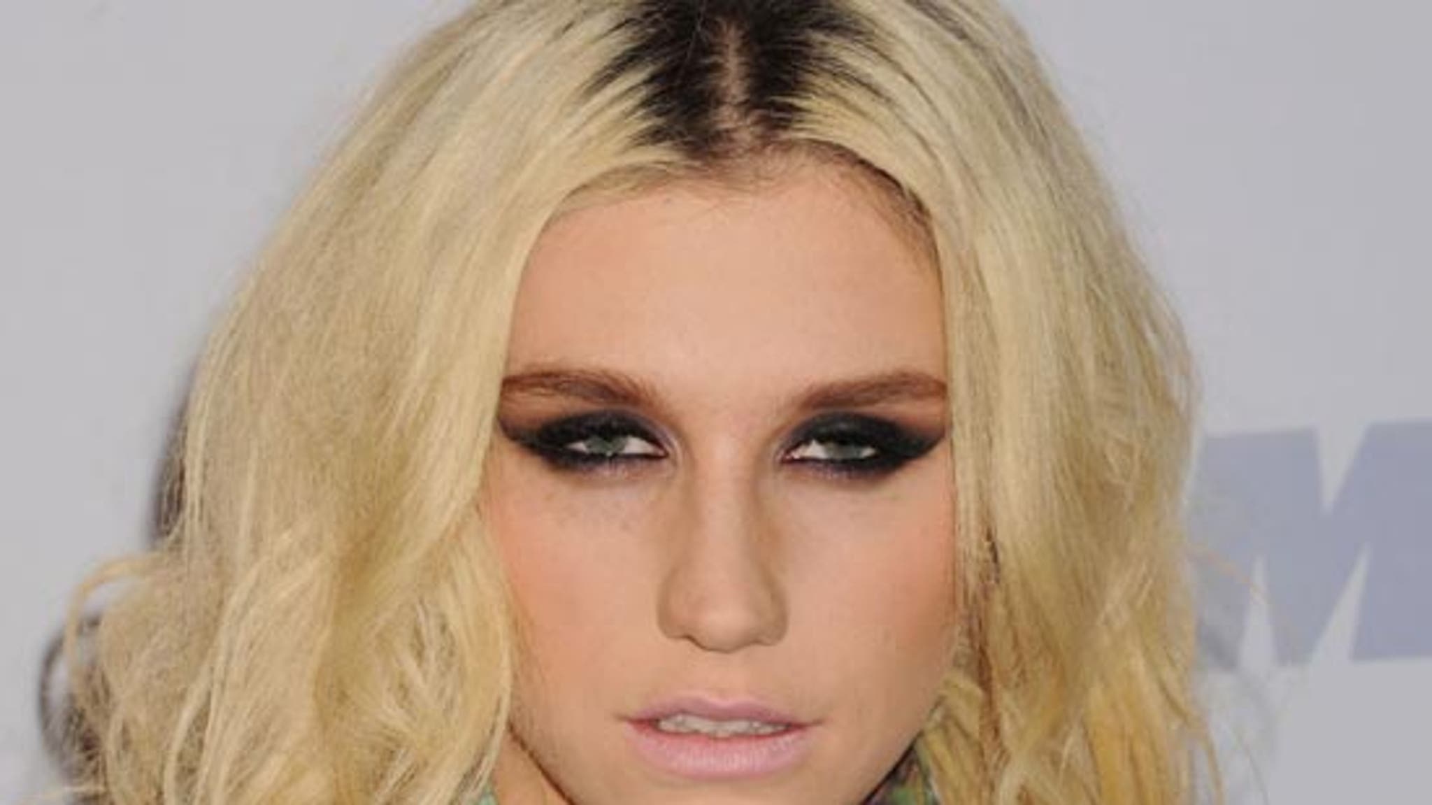 Ke ha die. Пебе себерт. Die young Kesha. Kesha молодая. Ke$ha в молодости.