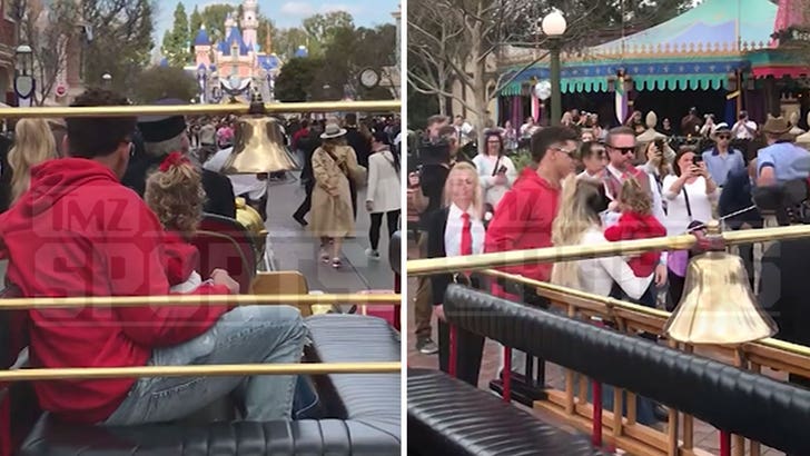 Patrick ve Brittany Mahomes, Super Bowl'dan Sonra Çocuklarla Disneyland'ı Vurdu