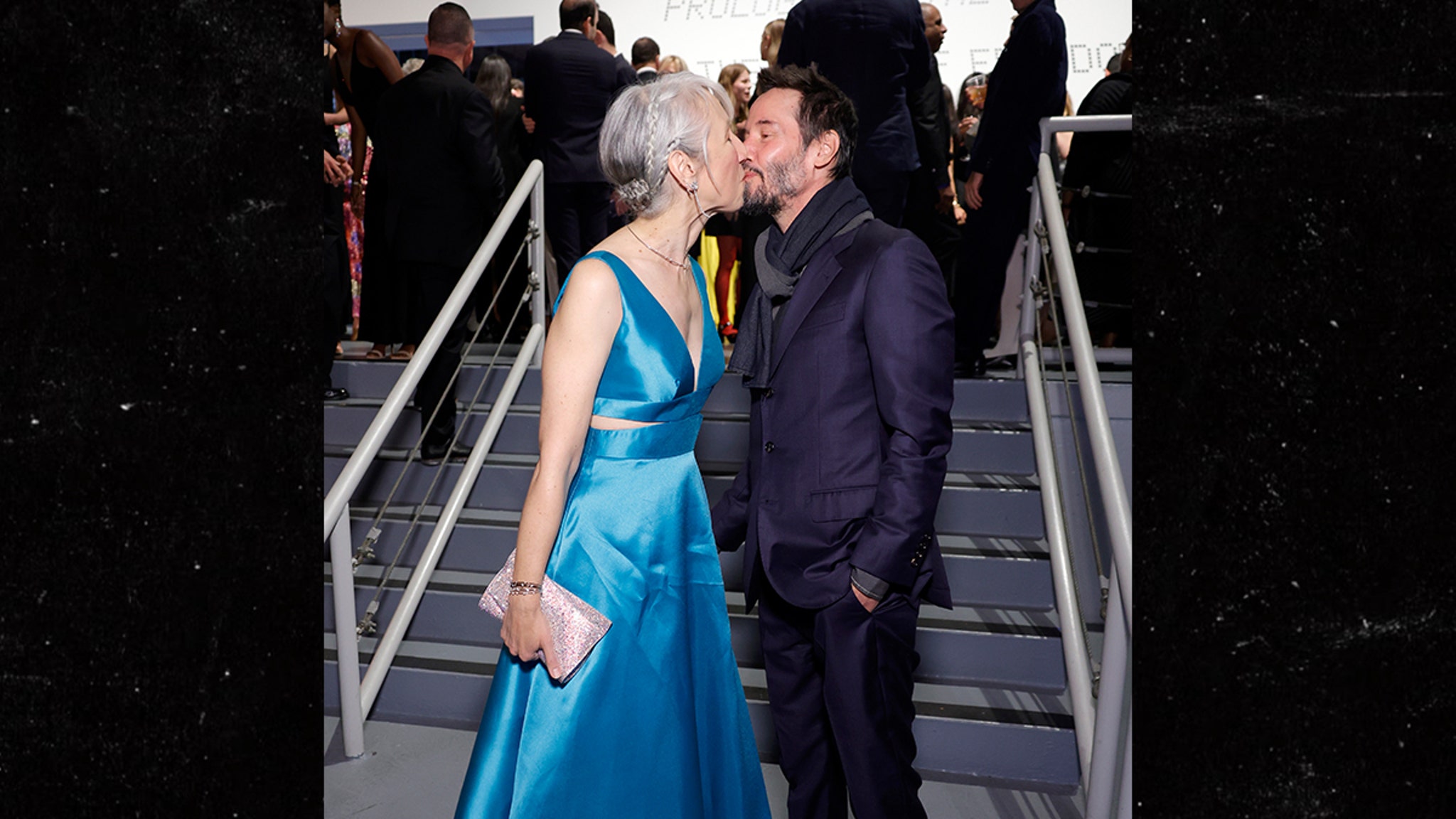 Keanu Reeves vuelve a besar a su novia Alexandra Grant con los ojos abiertos