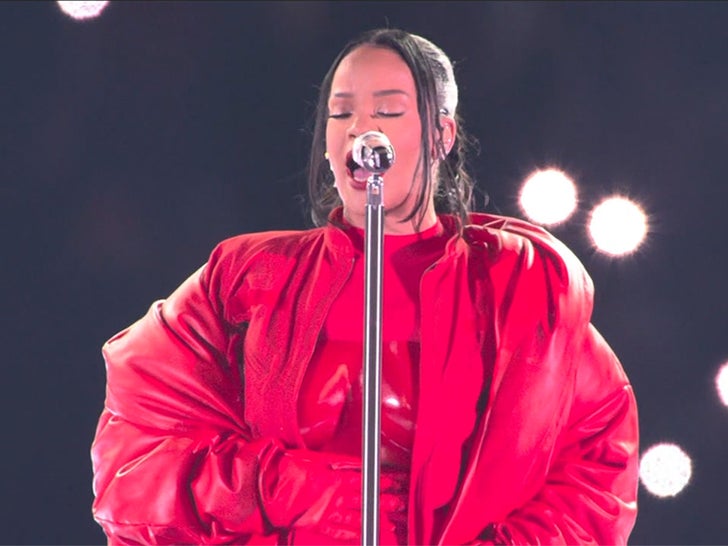 Rihanna Super Bowl İlk Yarı Gösterisini Rocks, İnternet Hamile Olduğunu Düşünüyor