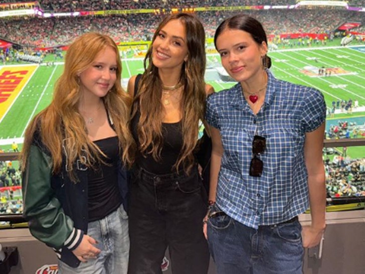 Jessica Alba and daughter Superbowl Insta 1