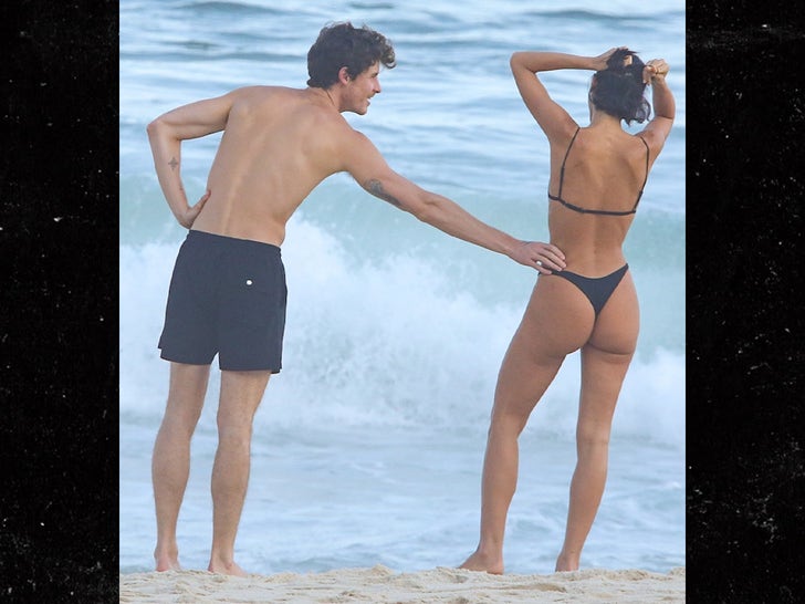 0326-Shawn-Mendes-Bruna-Marquezine-PDA-Praia-Brasil-Sub3