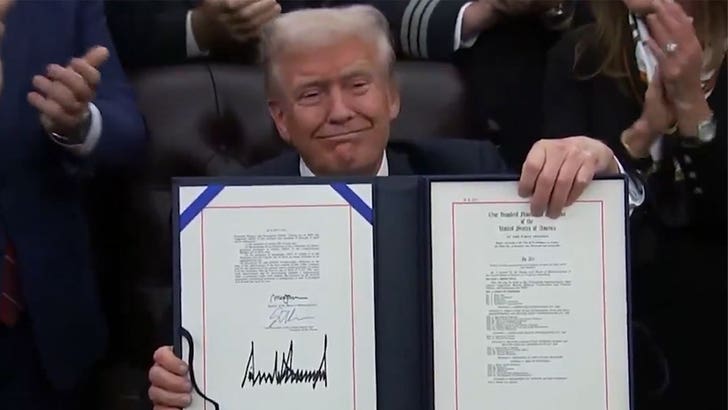 111325_Donald_Trump_Signs_Bill_Ontem