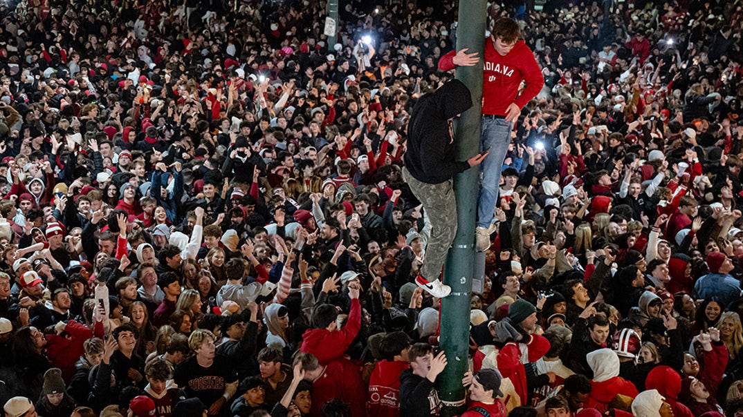 0120-Hoosier-Fans-Celebrate-PRIMARY
