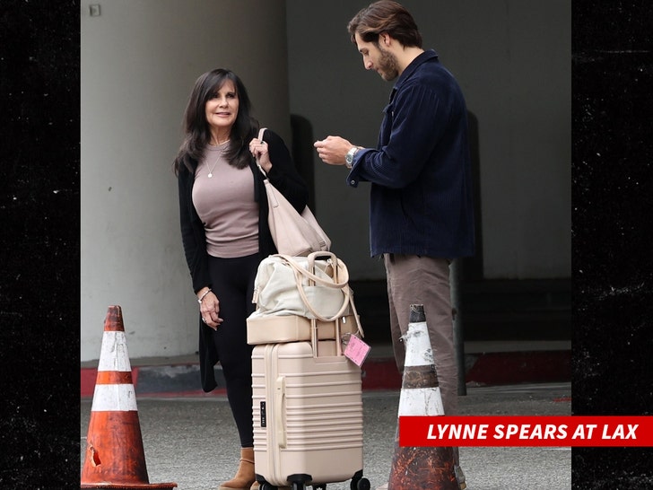 0524 Lynne Spears at LAX backgrid