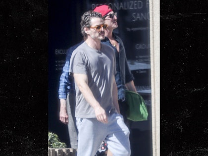 Pedro Pascal and his boyfriend Rafael Olarra bg 1