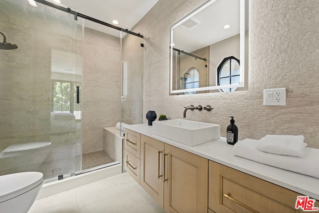 Peta Murgatroyd and Maks Chmerkovskiy Lists L.A. Home For Rent 9