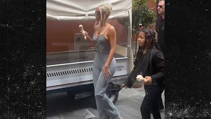 Kim Kardashian, Kourtney'nin Düğünü Öncesinde Gelato İçin İtalya'da Sokaklara Vuruldu