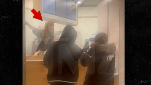 120925_cinnabon_worker_primary_v2