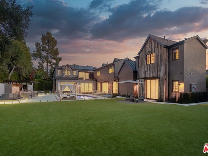 Kelly Clarkson Lists Encino House Photos 43