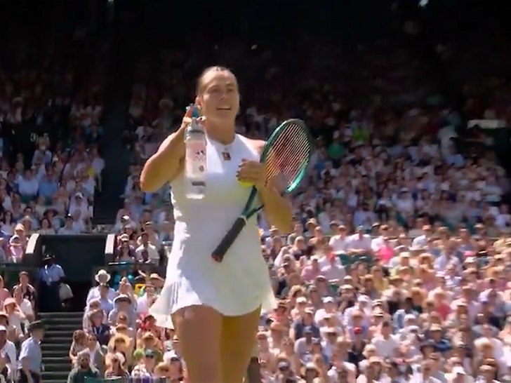 aryna_sabalenka_walking