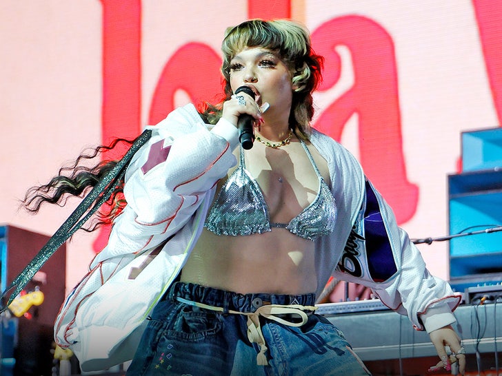 Lola Young Performance Photos