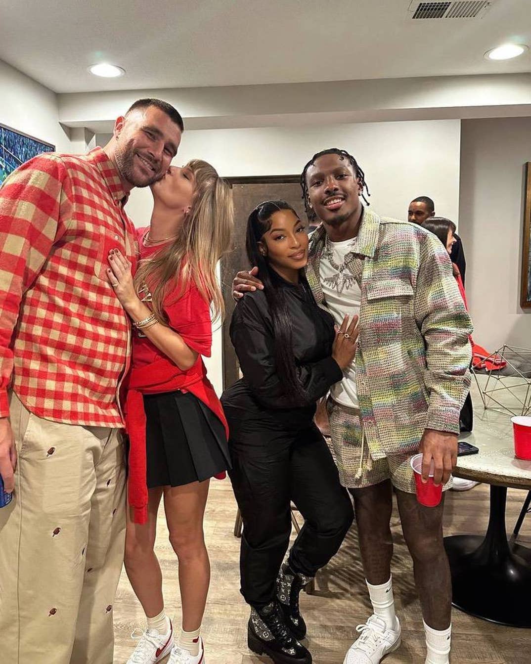 Taylor_Swift,_Travis_Kelce,_Chariah_Gordon,_Mecole_Hardman_Jr_(2)