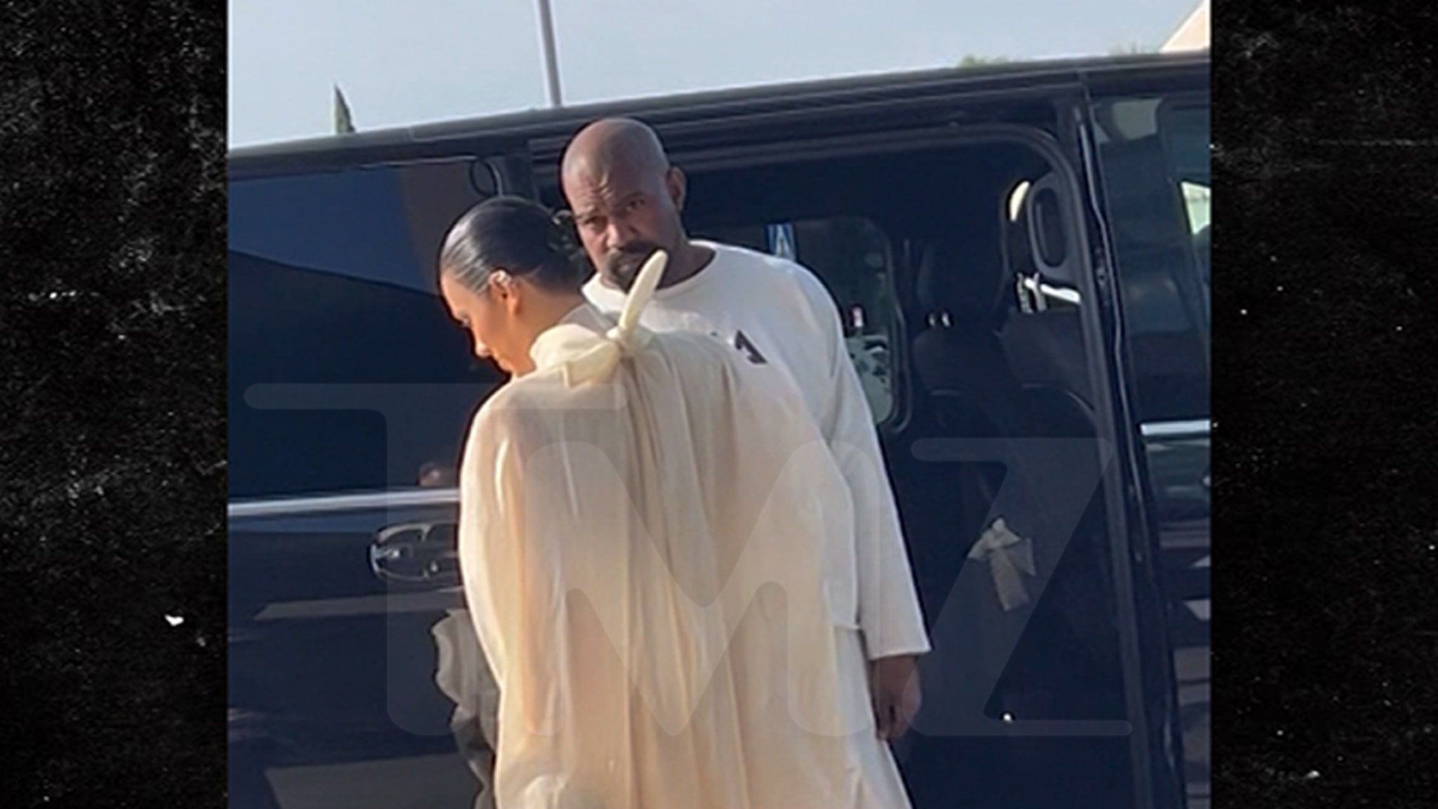 Kanye West und Bianca Sensori erscheinen in voller Kleidung am italienischen Flughafen