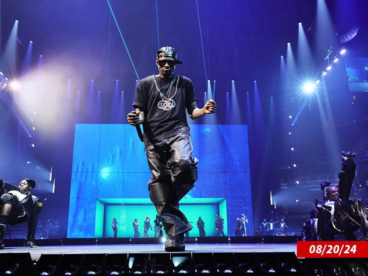 Usher si esibisce a Washington DC