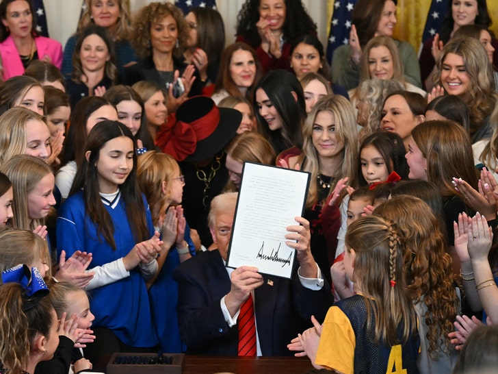 Donald Trump menandatangani tagihan untuk melindungi olahraga wanita