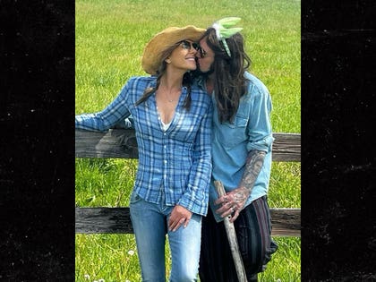 Elizabeth-Hurley-Billy-Ray-Cyrus-easter-ig-1