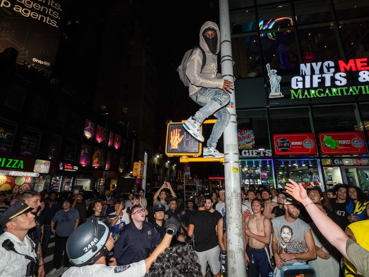 knicks fans celebrate GettyImages-2280357842