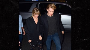 Taylor Swift and BF Joe Alwyn in Rare PDA in NYC After 'SNL'