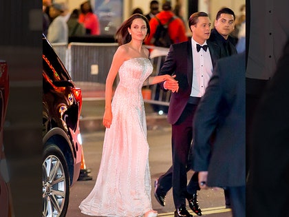 1106-pitt-jolie-splash-01