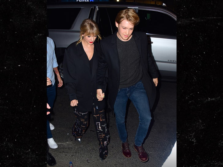 Taylor Swift And Bf Joe Alwyn In Rare Pda In Nyc After Snl