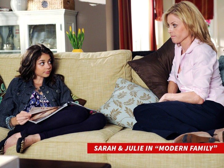 sarah hyland and julie bowen in Modern Family