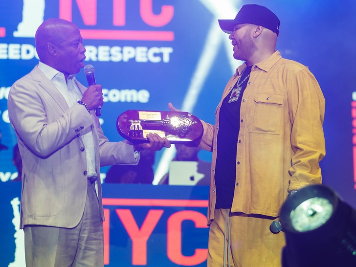 Fat Joe riceve le chiavi della città di New York dal sindaco Eric Adams Darren Tolud 5