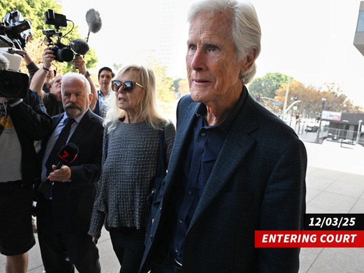 Os pais do Dr. Plasencia e Matthew Perry entram no tribunal hoje getty