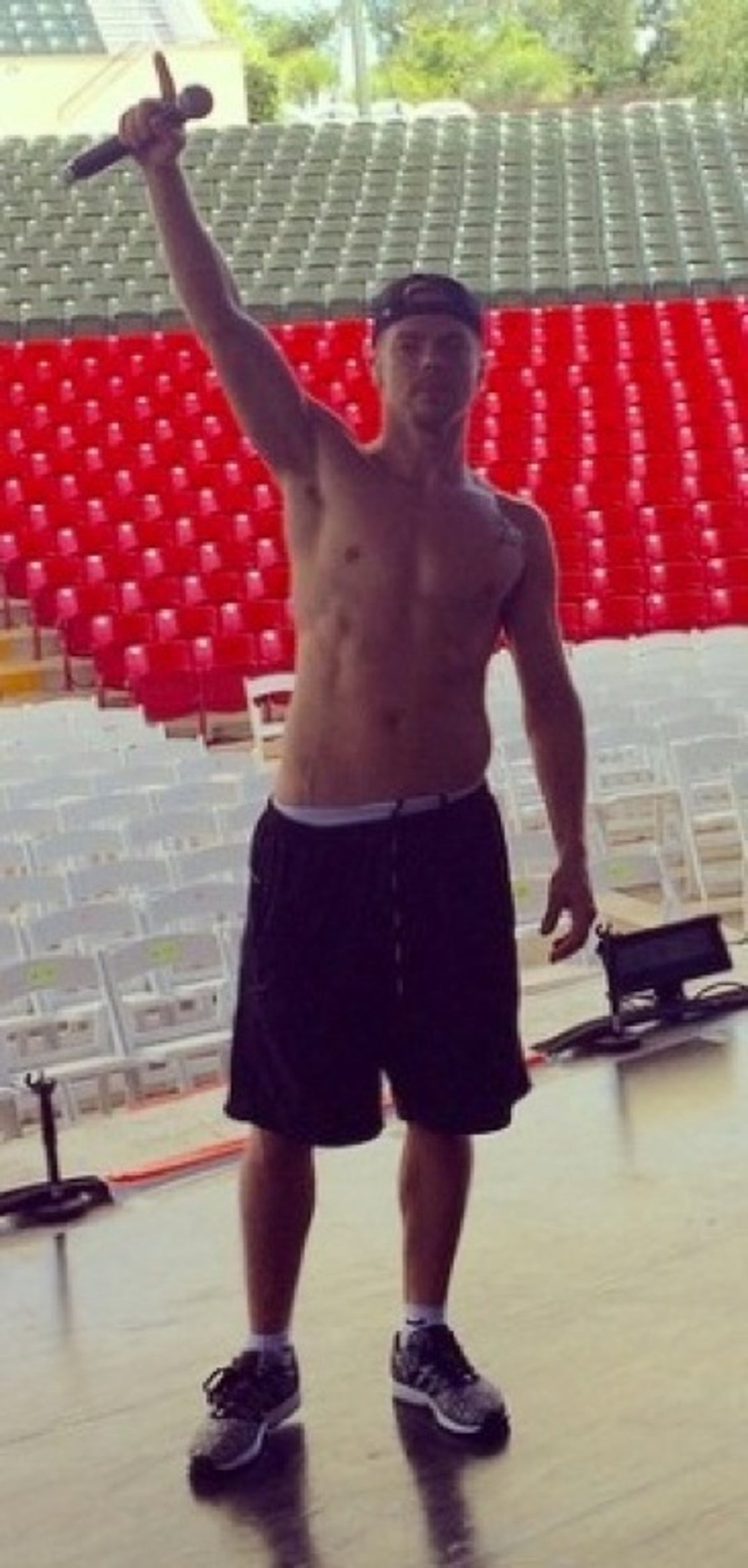 1206_derek_hough_shirtless24