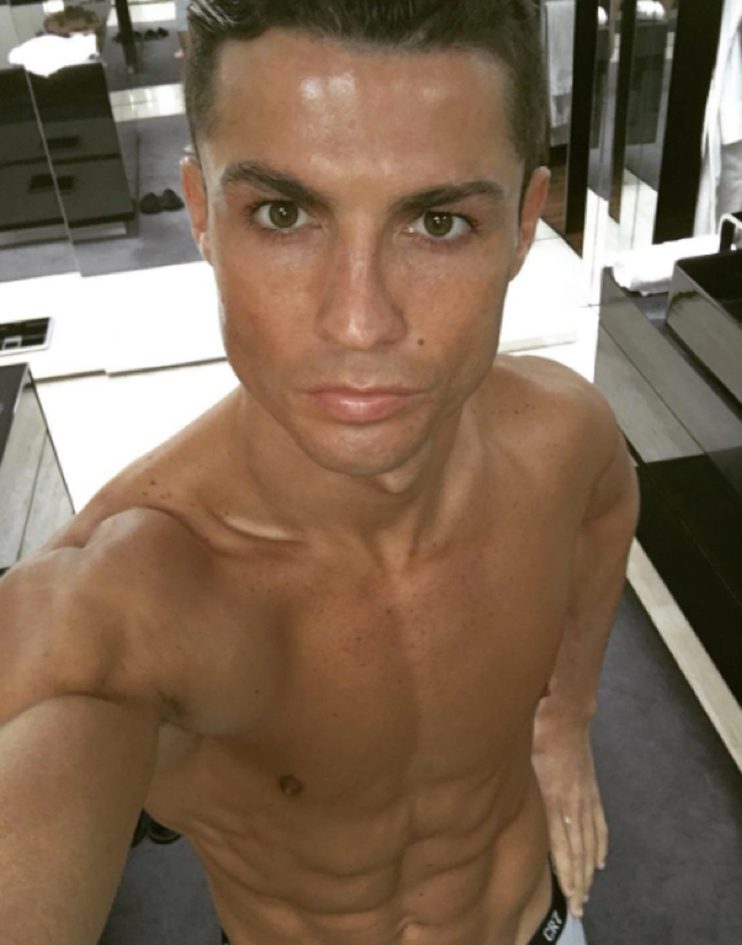 0110_Cristiano_Ronaldo_Shirtless_Shots11
