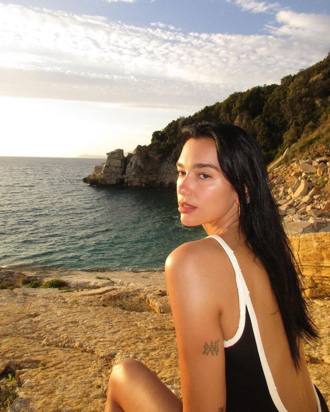 0821 Dua Lipa Hot Shots 11