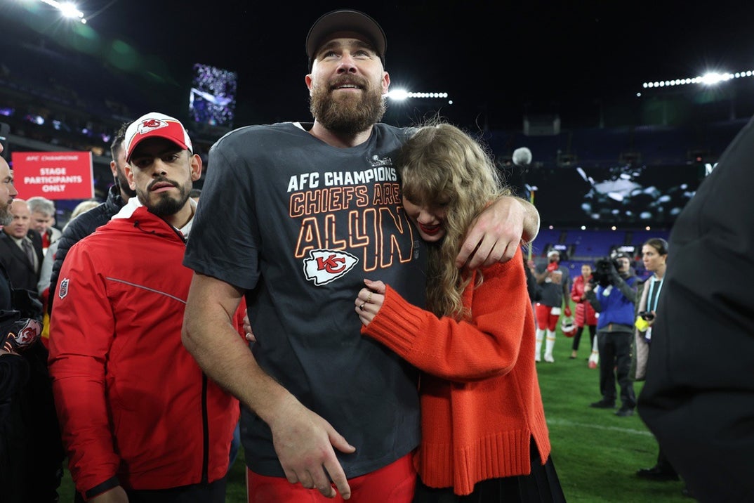 Taylor Swift Travis Kelce After Chiefs Win photos 1